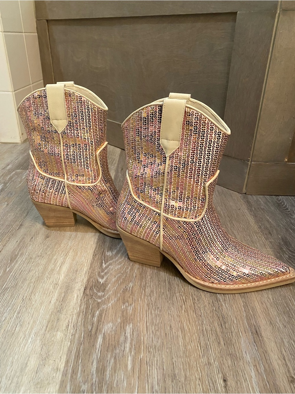 Dolce Vita Runa Sequin Western Ankle
Boots Pointed Toe Block Heel
Cream-Size 6 - Picture 6 of 10